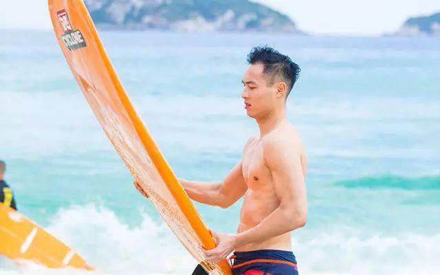 救援困倦的男孩