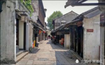 2女生穿汉服乘坐公交车,被一同车女子不停辱骂:“看她不顺眼”